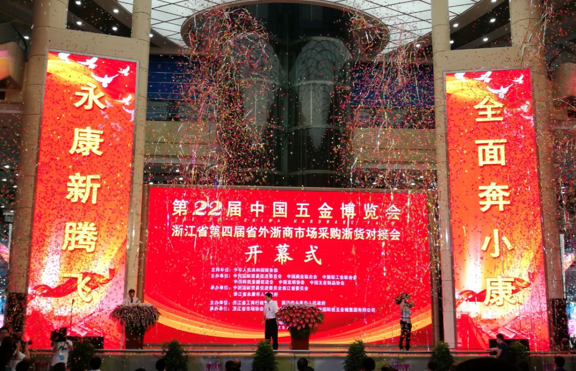 【大圣归来】五金展圆满结束,利来囯际 _利来官网登录展台前宾客满蓬